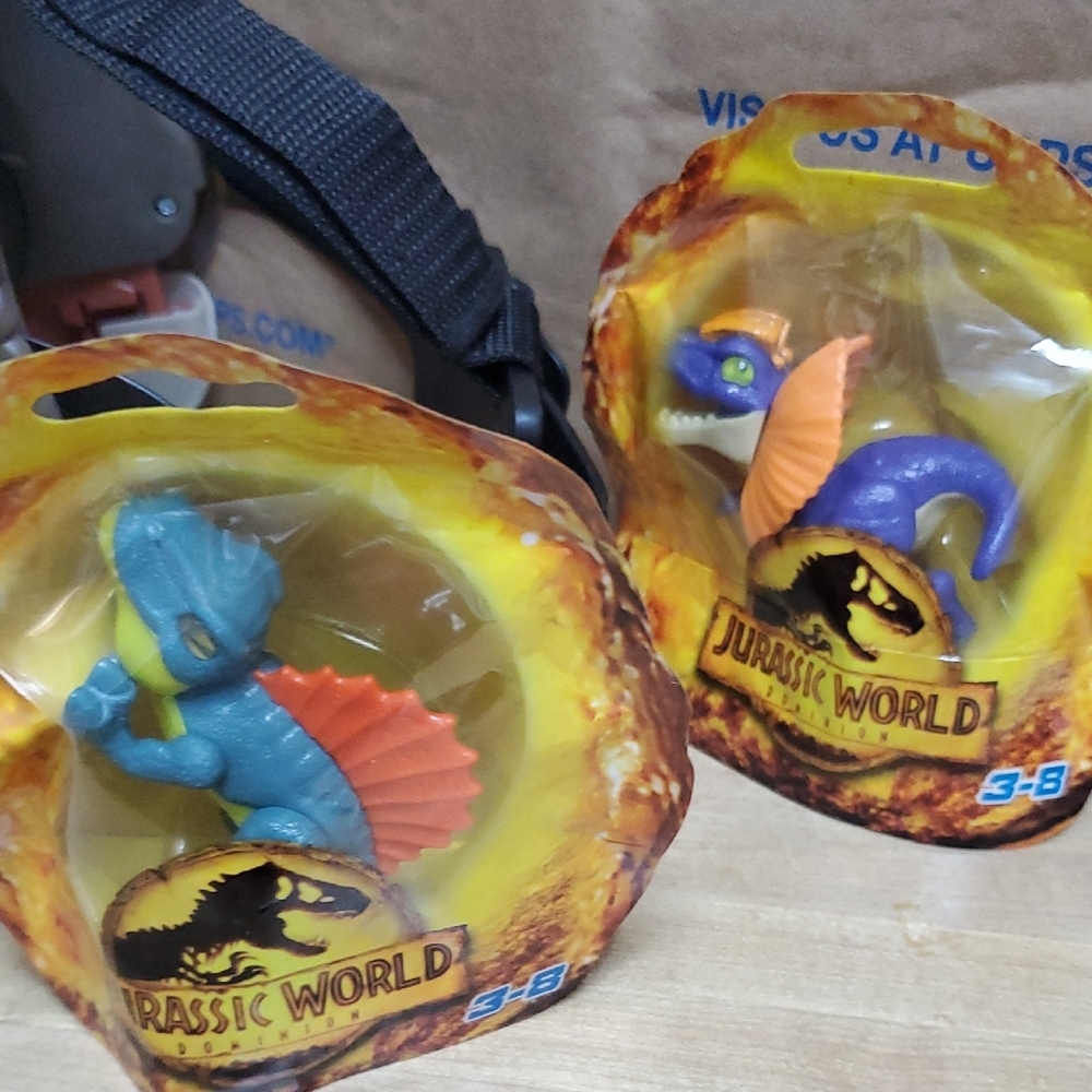 Mattel Dinosaur Mask with Yellow Eye - Picture 2 of 13